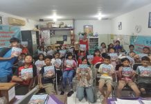 Menyambut Hari Pendidikan Nasional, Kampung Gasing Bagikan Buku Tentang Memelihara Alam Semesta