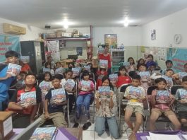 Menyambut Hari Pendidikan Nasional, Kampung Gasing Bagikan Buku Tentang Memelihara Alam Semesta