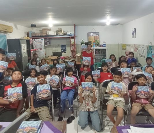 Menyambut Hari Pendidikan Nasional, Kampung Gasing Bagikan Buku Tentang Memelihara Alam Semesta